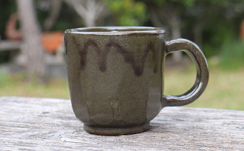 暗緑色から放たれる黄金色の光 久米島松灰 マグカップ SDGs やちむん 焼き物 陶器 やちむん土炎房 釉薬 上薬 松 リュウキュウマツ 琉球松 自然 利活用 窯出し 一点もの 風合い 深み 土 粘土 素地 こだわり